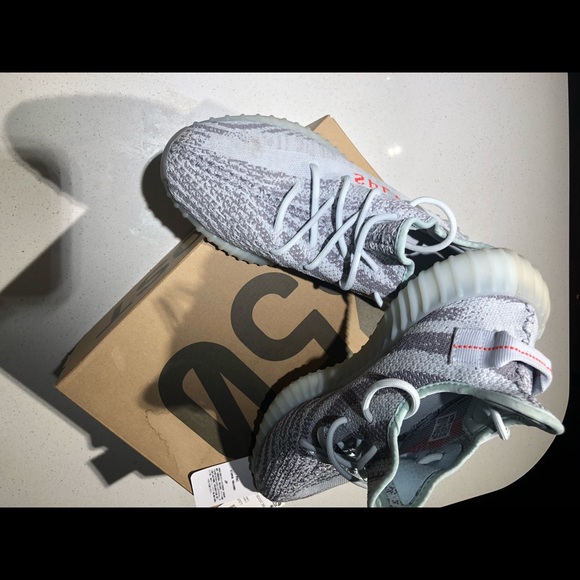 Yeezy Boosts Size 11 mens lightly worn - Picture 3 of 3